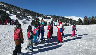 La première leçon de ski pour les élèves de CM1 de l'école La Suberaie
