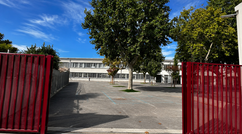Stationnement cour de l'école élémentaire période estivale